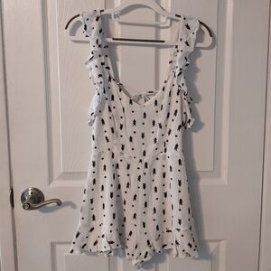 Like-New Lush Open-Back White Flowy‎ Sleeve Boho Ruffle Hem Romper Size Small